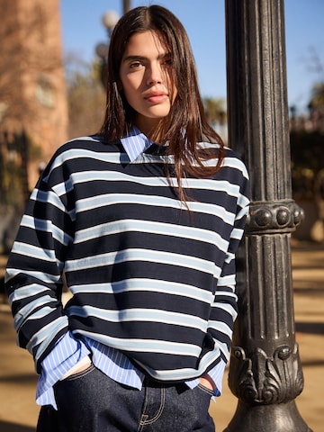 Bershka Тениска в синьо