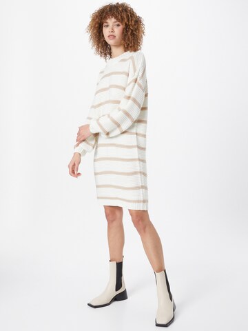 Robe 'Billie' In The Style en blanc : devant