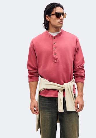 Abercrombie & Fitch Sweatshirt 'ESSENTIAL' i rød: forside