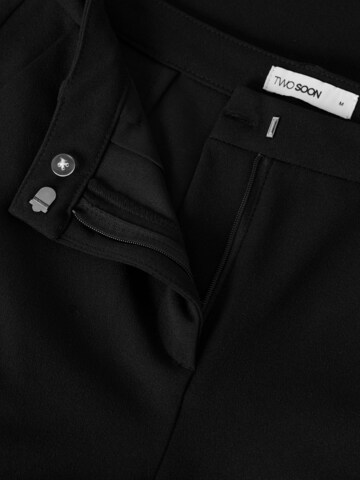 TWO SOON Regular Trousers in Black