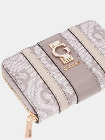 GUESS Portemonnaie 'Erenia' in Beige