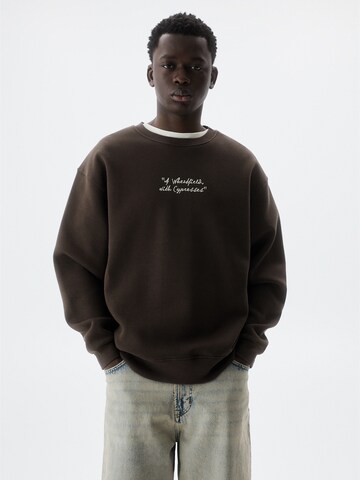 Pull&Bear Sweatshirt in Bruin: voorkant