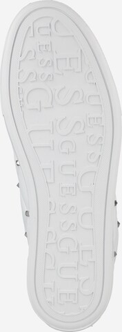 Baskets basses 'Garmini' GUESS en blanc