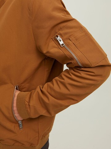 JACK & JONESRegular Fit Prijelazna jakna - smeđa boja