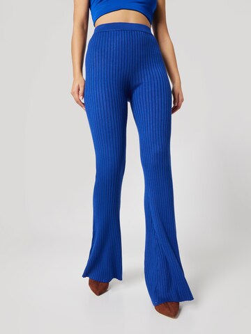 Flared Pantaloni 'Romina' di Katy Perry exclusive for ABOUT YOU in blu: frontale