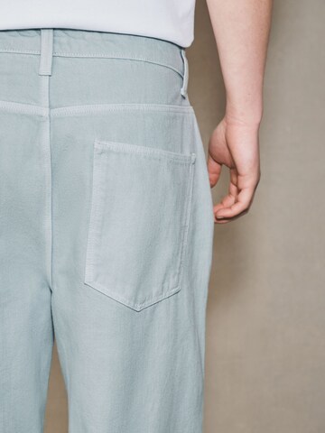 Barrel Jean à pince Next en bleu