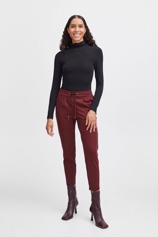 Coupe slim Pantalon 'Rizetta' b.young en rouge