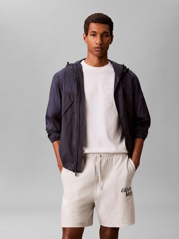 Calvin Klein Jeans Loosefit Shorts in Grau: Vorderseite