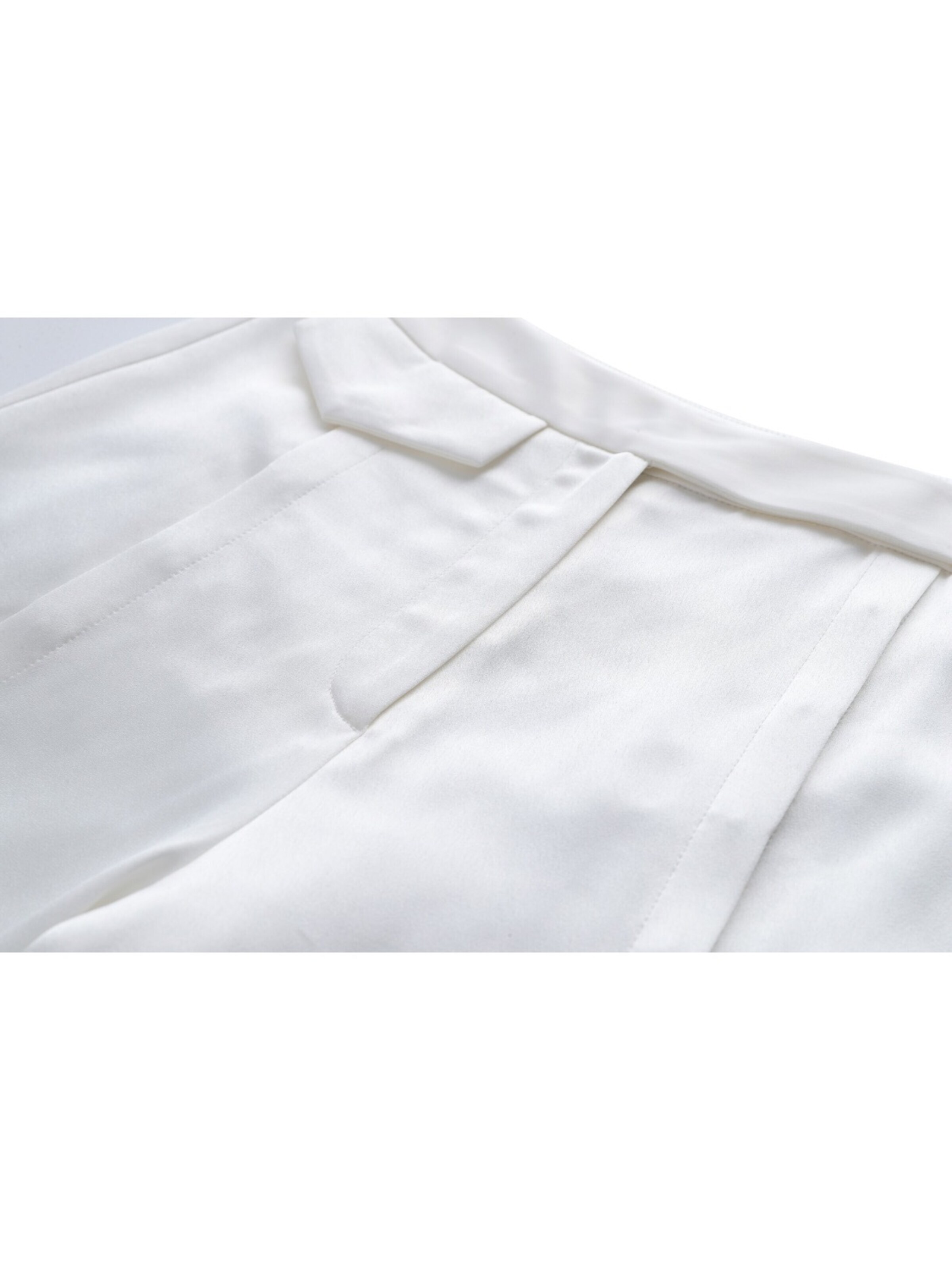 regular Pantaloni 'Hand-Sewn Slit Trousers' di iellele in bianco