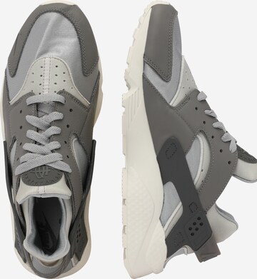 Nike Sportswear Matalavartiset tennarit 'AIR HUARACHE' värissä harmaa