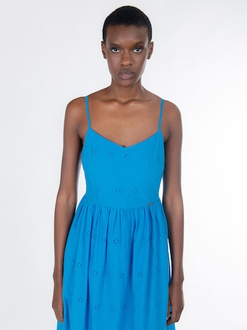 Influencer Рокля в синьо