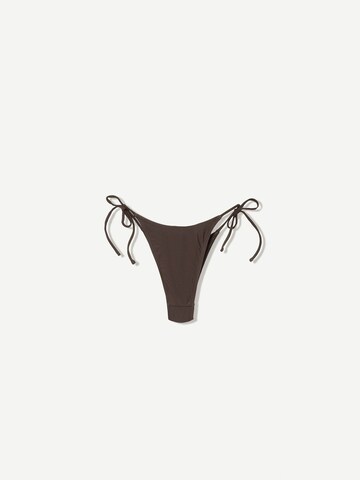 Slip costum de baie de la Bershka pe maro