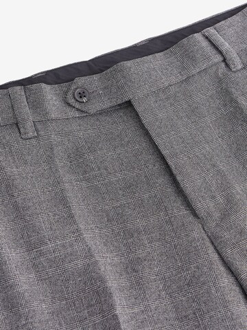 Coupe slim Pantalon à pince Next en gris