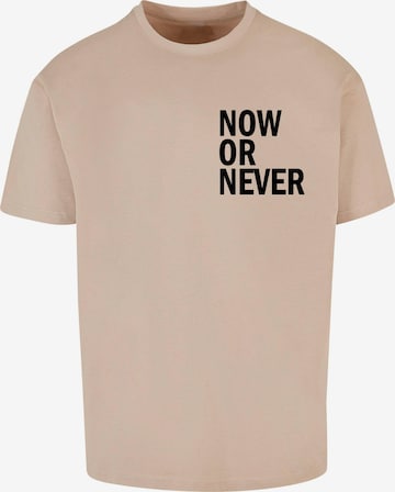 Merchcode T-Shirt 'Now Or Never' in Beige: predná strana