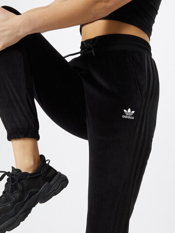 Tapered Pantaloni de la ADIDAS ORIGINALS pe negru