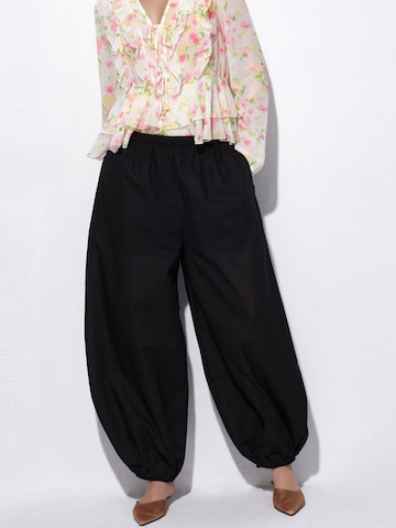 Busem Pants in Black: front