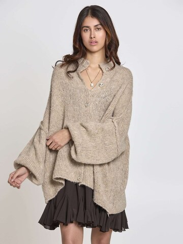 Lilavie Strickjacke ' Lolaa Oversize One Size ' in Braun: Vorderseite