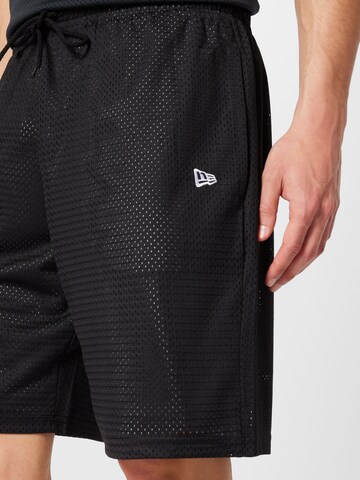 NEW ERA Regular Shorts in Schwarz