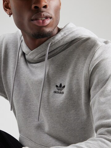 ADIDAS ORIGINALS Sweatshirt 'Essentials' i grå