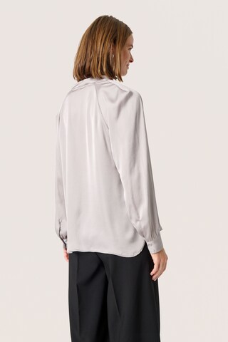 SOAKED IN LUXURY Bluse 'Ioana' i grå