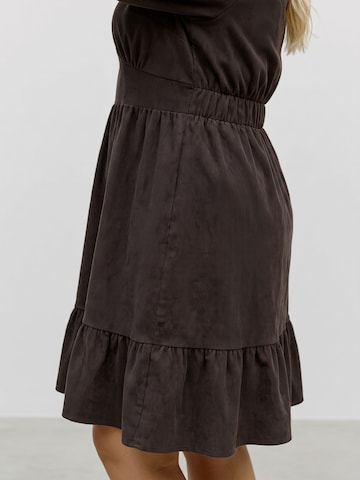 Vero Moda Curve Sukienka 'CELLY' w kolorze brązowy
