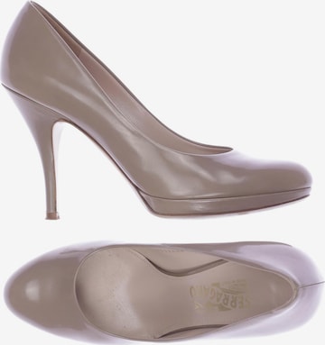 Salvatore Ferragamo Pumps 40,5 in Beige: predná strana