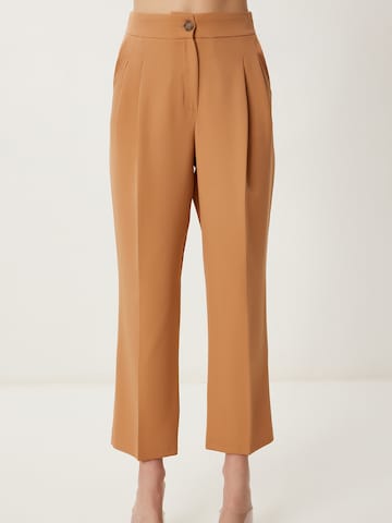 Happiness İstanbul Regular Suorat housut värissä oranssi: etupuoli