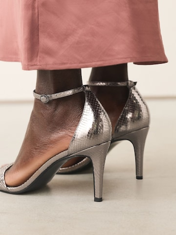 Sandale cu baretă de la Next pe argintiu