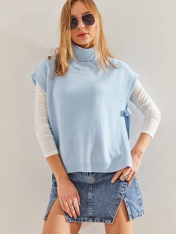 Bianco Lucci Sweater in Blue: front