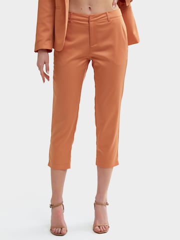 Influencer Slimfit Broek in Oranje: voorkant