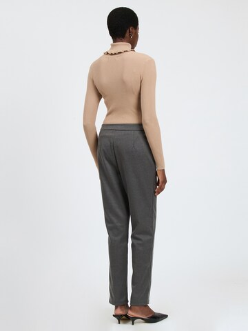 Influencer Tapered Pants in Grey