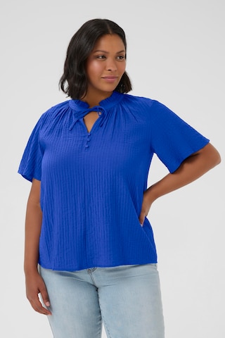 Chemisier 'Lisana' KAFFE CURVE en bleu : devant