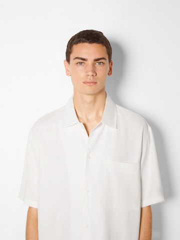 Comfort fit Camicia di Bershka in bianco