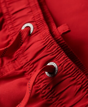 Superdry Badeshorts in Rot