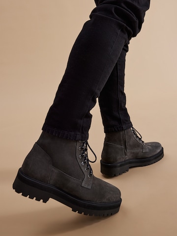 Bottines à lacets 'Alen' DAN FOX APPAREL en gris : devant