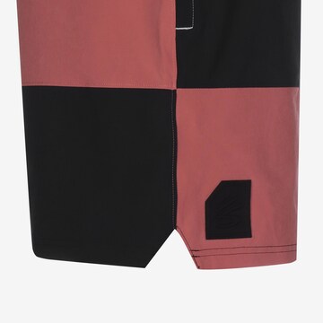 Loosefit Pantalon de sport 'Curry Woven 7' UNDER ARMOUR en rouge