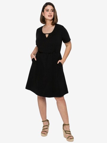 SHEEGO - Vestido de verano en negro: frente