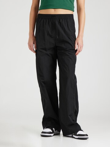 Nike Sportswear Loose fit Trousers in Black: front