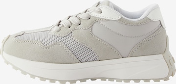 Sneaker de la Next pe gri: față