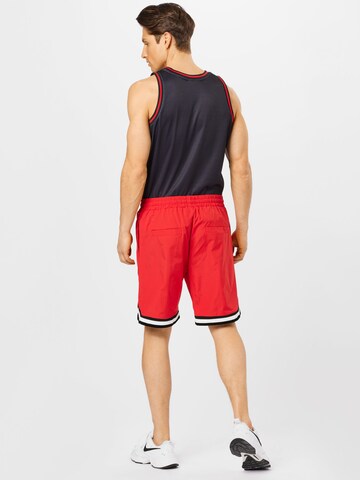 Mennace Regular Shorts in Rot