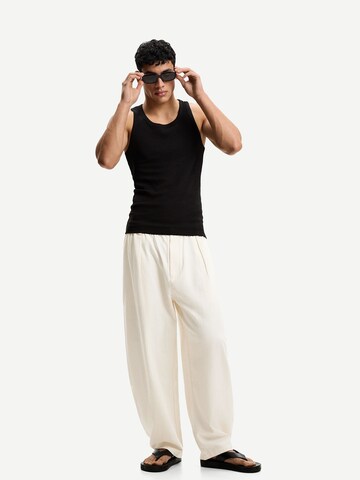 Bershka Baggy Chinobyxa i vit: framsida