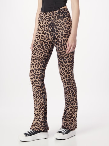 ABOUT YOU Flared Broek 'Cornelia' in Bruin: voorkant