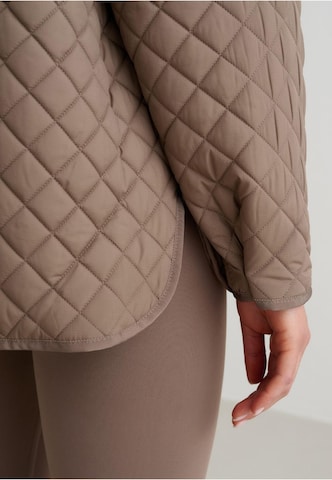 Aim'n Tussenjas in Bruin