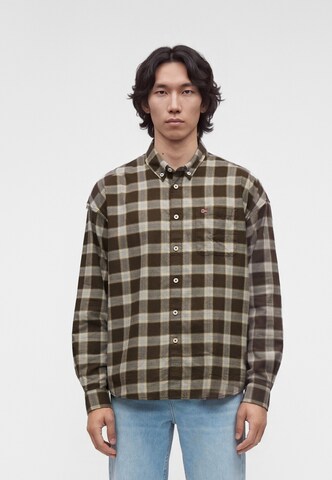 NAPAPIJRI - Ajuste regular Camisa en marrón: frente
