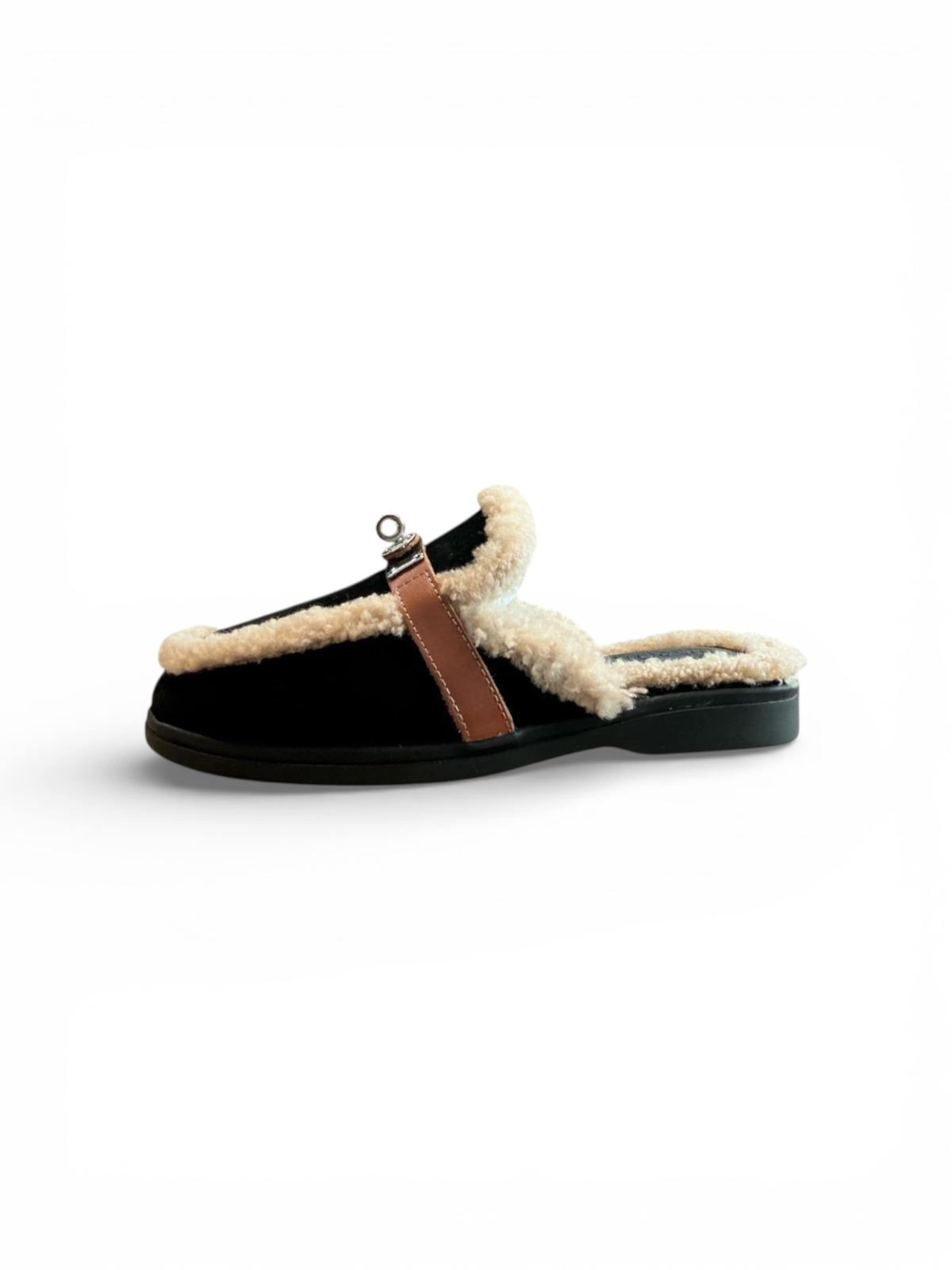 Begoria Slippers in Black: front