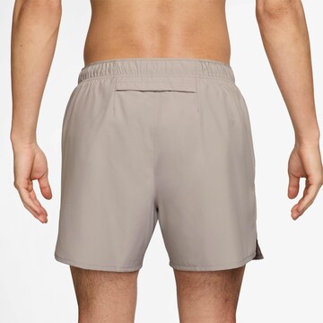 NIKE Regular Funktionsshorts 'Challenger' in Grau