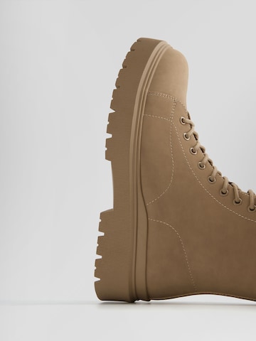 Bershka Schnürboots in Beige