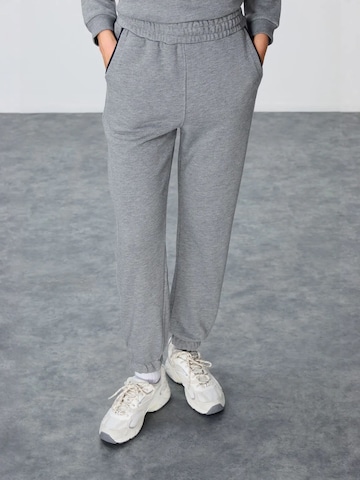 Tommy Life - Fato de jogging em cinzento