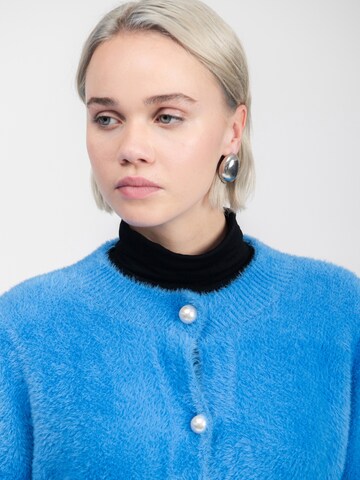 Influencer Strickjacke in Blau