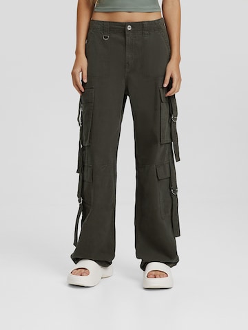 Bershka Loose fit Cargo Pants in Green: front